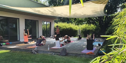 Yoga course - vorhandenes Yogazubehör: Stühle - Germany - wir bieten Yoga und Pilatesklassen und sind von den Krankenkassen zertifiziert. - Ulrike Göpelt Balancestudio