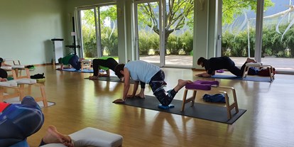 Yogakurs - Kurse für bestimmte Zielgruppen: Rückbildungskurse (Postnatal) - Sachsen - gut ausgestattet mit allen Hilfsmitteln, auch feed up Hocker - Ulrike Göpelt Balancestudio