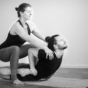 Yoga - Bhekasana Adjustment - Ashtanga Yoga Institut Heidelberg