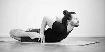Yogakurs - vorhandenes Yogazubehör: Yogablöcke - Oftersheim - Nils in Bhekasana - Ashtanga Yoga Institut Heidelberg