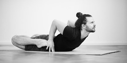 Yoga course - vorhandenes Yogazubehör: Decken - Stuttgart / Kurpfalz / Odenwald ... - Nils in Bhekasana - Ashtanga Yoga Institut Heidelberg