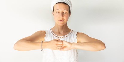 Yogakurs - Yogastil: Meditation - Wien - Beargrass - Position für das Herzchakra - KundaLis