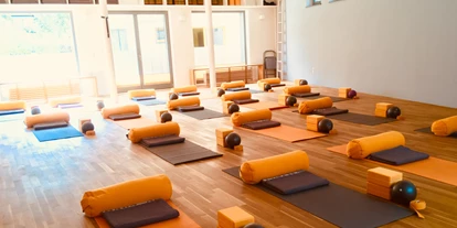 Yoga course - vorhandenes Yogazubehör: Decken - Brandenburg Nord - Angela Holtschmidt , Yogahaus am Stechlinsee