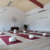 Yoga - der große, helle Raum ist optimal für Yoga geeignet - DeinYogaRaum