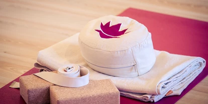 Yogakurs - vorhandenes Yogazubehör: Yogagurte - Berglen - Yogamatten, Sitzkissen, Decken und Hilfsmittel sind in großer Anzahl vorhanden - DeinYogaRaum