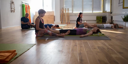 Yoga course - Kurse für bestimmte Zielgruppen: Kurse für Senioren - Augsburg Augsburg-Innenstadt - Unser Kursraum. Auf 120 qm auf einem Bio-Echtholzboden lässt es sich super entspannen! Probier es selbst aus! - Sanely