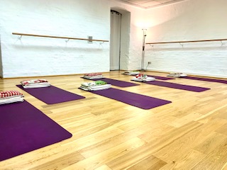 yoga - Yoga Raum mit Matten - Kundlalini Yoga mit Christiane