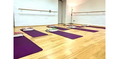 Yogakurs - Kurse für bestimmte Zielgruppen: Kurse nur für Frauen - Berlin-Stadt Bezirk Charlottenburg-Wilmersdorf - Yoga Raum mit Matten - Kundlalini Yoga mit Christiane