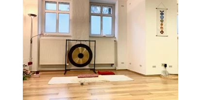 Yoga course - Art der Yogakurse: Offene Kurse (Einstieg jederzeit möglich) - Berlin-Stadt Wedding - Yogaraum mit Gong - Kundlalini Yoga mit Christiane