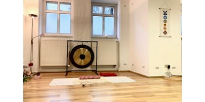 Yogakurs - Art der Yogakurse: Offene Kurse (Einstieg jederzeit möglich) - Berlin-Stadt Charlottenburg-Wilmersdorf - Yogaraum mit Gong - Kundlalini Yoga mit Christiane