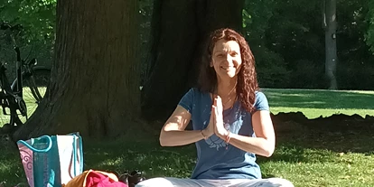 Yoga course - spezielle Yogaangebote: Mantrasingen (Kirtan) - Wiesbaden Nordost - Yoga im Kurpark Wiesbaden! Eine wunderbare Erfahrung umgeben von Prana aus der Natur 🕉️!
Bei schönem Wetter samstags um 9 Uhr gegen eine kleine Spende 🙏 - Ursula Owens