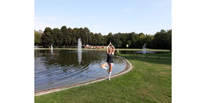 Yoga course - vorhandenes Yogazubehör: Decken - Germany - Am Liebsten mache ich Yoga im Park in einer Kombi mit einem Lauftraining. Hier Bad Füssing. - Dr. Sylvia Hanusch