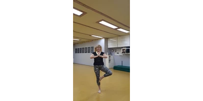 Yogakurs - vorhandenes Yogazubehör: Decken - Deutschland - Studiobild - Dr. Sylvia Hanusch