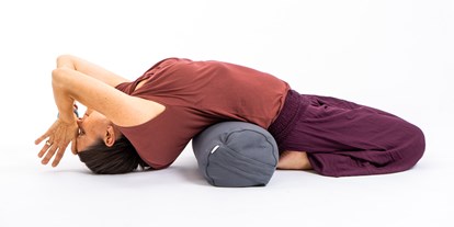 Yogakurs - vorhandenes Yogazubehör: Decken - Pfungstadt - Amara Yoga