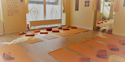 Yogakurs - Ambiente: Große Räumlichkeiten - Berlin-Stadt Bezirk Reinickendorf - Hatha Yoga therapeutisch
