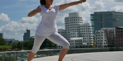 Yogakurs - Mitglied im Yoga-Verband: 3HO (3HO Foundation) - Düsseldorf - Kundalini Yoga.....

Die Übungen sind dynamisch und kräftigend, sanft bis herausfordernd, meditativ und entspannend. Sie fördern die eigene innere Stärke, um die Anforderungen unseres modernen Lebens besser zu meistern - Sabine Birnbrich
