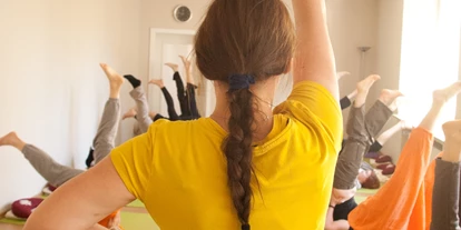 Yoga course - Art der Yogakurse: Geschlossene Kurse (kein späterer Einstieg möglich) - Dortmund - Yogastunde im großen Yogaraum - Yoga Vidya Dortmund