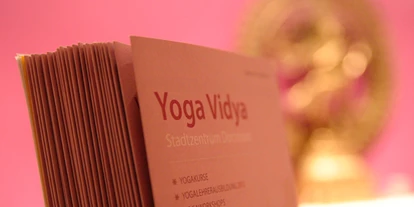 Yogakurs - vorhandenes Yogazubehör: Stühle - Dortmund Mengede - Foyer - Yoga Vidya Dortmund