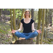 yoga - Meditationsleiterin Kathrin im Haxtergrund - Kathrin Wibbing