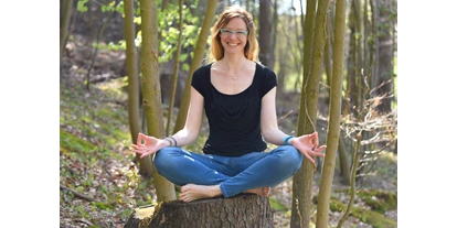 Yoga course - vorhandenes Yogazubehör: Sitz- / Meditationskissen - Germany - Meditationsleiterin Kathrin im Haxtergrund - Kathrin Wibbing