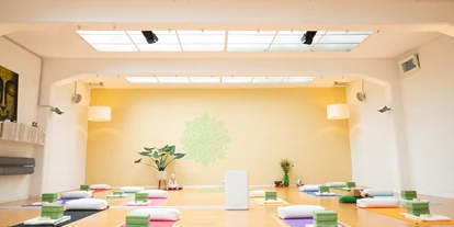 Yoga course - Kurse für bestimmte Zielgruppen: Kurse für Schwangere (Pränatal) - Düsseldorf Stadtbezirk 9 - Rundum Yoga