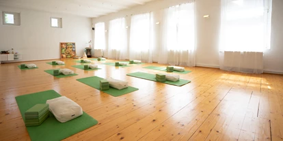 Yogakurs - Erreichbarkeit: gut mit der Bahn - Düsseldorf Stadtbezirk 1 - Rundum Yoga