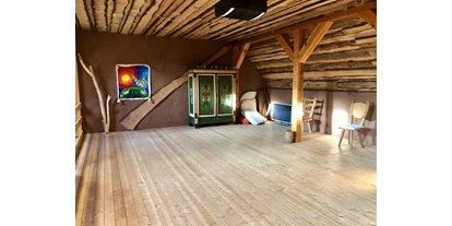 Yoga course - vorhandenes Yogazubehör: Yogamatten - Oberlausitz - Yin Yoga im Kasperhof in Zeißig.  - YogaSeeleLeben
