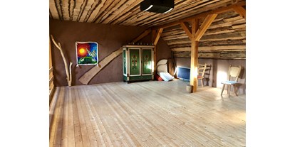 Yoga course - vorhandenes Yogazubehör: Decken - Oberlausitz - Yin Yoga im Kasperhof in Zeißig.  - YogaSeeleLeben