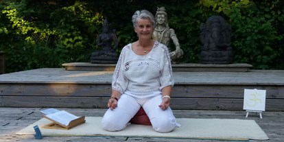 Yogakurs - spezielle Yogaangebote: Satsang - Maria Dirks bei einem Wochenendseminar im Haus Shanti in Bad Meinberg - Yoga-Schule Maria Dirks
