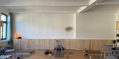 Yogakurs - Kurse mit Förderung durch Krankenkassen - Sachsen-Anhalt Süd - Kursraum Stuhlyoga - individuelles Yoga für jede Altersgruppe - Yoga Atelier Halle
