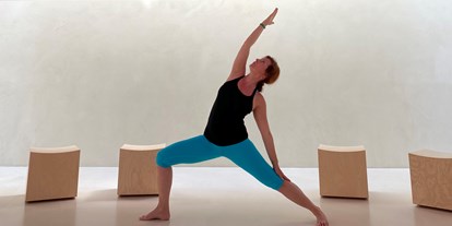 Yogakurs - vorhandenes Yogazubehör: Stühle - Mülheim an der Ruhr - Yogakurse - YOGANOVA