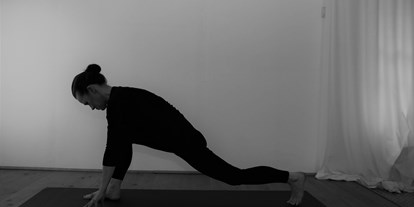 Yogakurs - vorhandenes Yogazubehör: Meditationshocker - Teutoburger Wald - ... im Flow vom herabschauenden Hund bis Anjaneyasana - Yoga Nidra