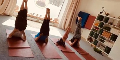Yoga course - vorhandenes Yogazubehör: Yogamatten - Oberbayern - Yoga kennt kein Alter!
4 Generationen üben Yoga  - Yogagarten / Yogaschule Penzberg Bernhard und Christine Götzl