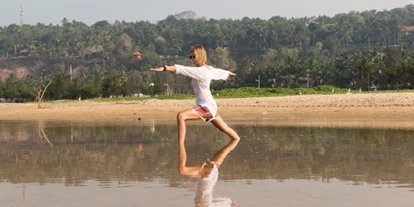 Yoga course - Art der Yogakurse: Offene Kurse (Einstieg jederzeit möglich) - Region Bodensee - Warrior 2 in Südindien  - Karin Hutter