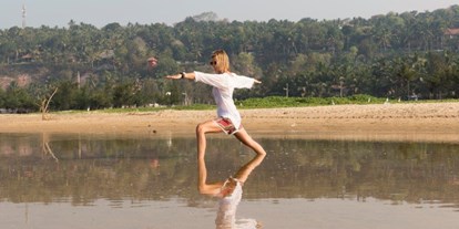 Yoga course - geeignet für: Ältere Menschen - Region Schwaben - Warrior 2 in Südindien  - Karin Hutter