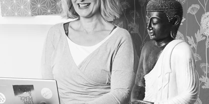 Yogakurs - vorhandenes Yogazubehör: Stühle - Deutschland - Anja Naima Wilke