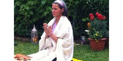 Yoga course - vorhandenes Yogazubehör: Sitz- / Meditationskissen - Yogalehrer/innen-Ausbildung im Mosaiksystem Marion Grimm-Rautenberg (c) - MediYogaSchule (c)