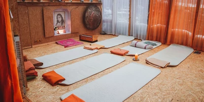 Yogakurs - vorhandenes Yogazubehör: Meditationshocker - Grainet - Yogaschule Sommerland
