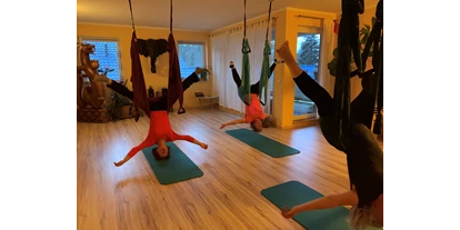 Yoga course - geeignet für: Ältere Menschen - Aerial Yoga 
Den Alltag loslassen und einfach schweben  - Margarita