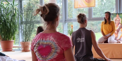 Yoga course - vorhandenes Yogazubehör: Decken - 3-Jahres Yogalehrer/in Ausbildung
