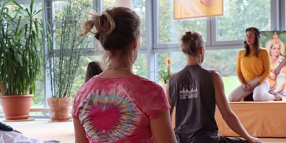 Yoga course - Ausstattung: Yogashop - 3-Jahres Yogalehrer/in Ausbildung