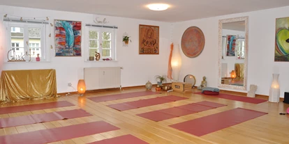 Yogakurs - vorhandenes Yogazubehör: Yogamatten - Deutschland - Astrid Klatt