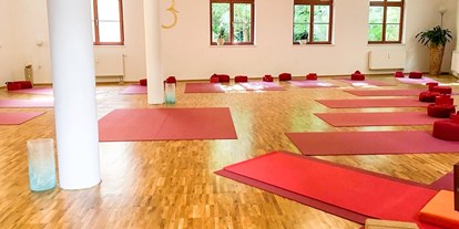 Yogakurs - Mitglied im Yoga-Verband: BdfY (Berufsverband der freien Yogalehrer und Yogatherapeuten e.V.) - Halle (Kreisfreie Stadt Halle) - Großer Yogasaal  - Das Bewegte Haus - Zentrum für Yoga und ganzheitliches Leben