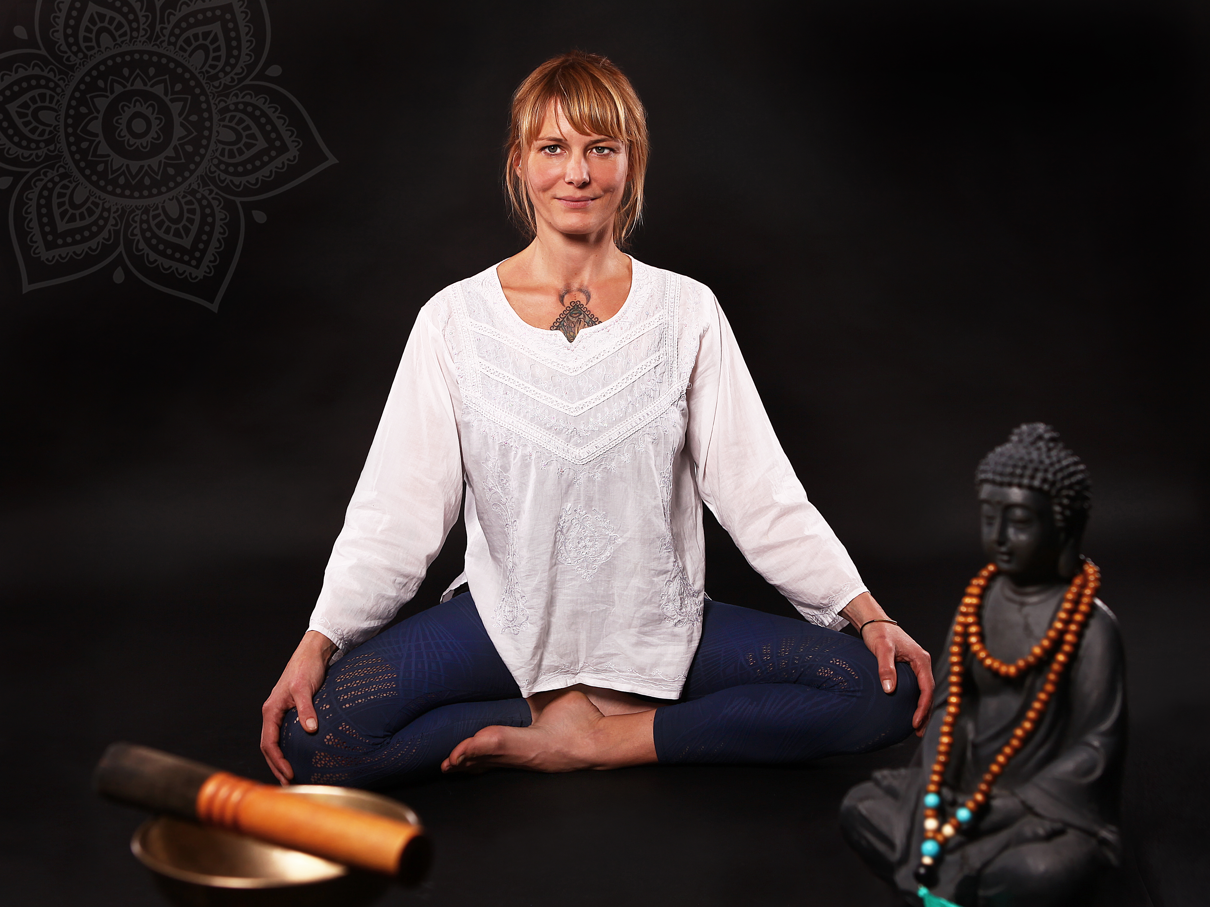 yoga - Ich bin Arnika, 39 Jahre alt und seit 10 Jahren auf dem Yoga Weg. Ich wohne mit meinem Mann und Hund in einem Bauwagen. Materielles nimmt dadurch wenig Platz ein und Yoga hat mir gezeigt wie lohnend der Weg nach innen ist, den man durch den Körper beschreitet. Heute liebe ich mich und ich möchte anderen Menschen den Weg dorthin zeigen und ihr Leiden verringern!  - Arnika Gehrke / Yin & Yang Yoga