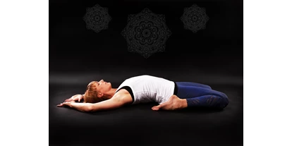 Yoga course - Yogastil: Meditation - Schleswig - Der Sattel ist mittlerweile meine Lieblings- Yin- Asana. Sie ist ein gutes Beispiel für den Prozess, den wir im Yoga beschreiten: vom anfänglichen: "Das schaff ich nie, meine Muskeln sind zu verkürzt, ich bin unbeweglich, das ist zu intensiv, ich habe Angst, usw." bis zum schlussendlichen "Ich kann mich vollkommen in diese Asana entspannen und habe meinen Körper und Geist sanft bis hier hin gebracht." Und diesen Weg vollzogen zu haben, ohne Druck und Ehrgeiz(!), ist ein tolles Gefühl! - Arnika Gehrke / Yin & Yang Yoga