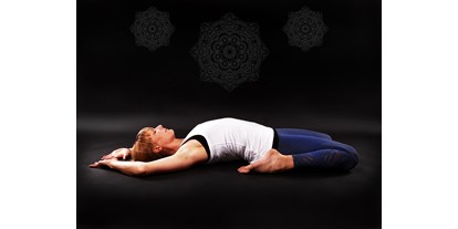 Yoga course - vorhandenes Yogazubehör: Yogamatten - Binnenland - Der Sattel ist mittlerweile meine Lieblings- Yin- Asana. Sie ist ein gutes Beispiel für den Prozess, den wir im Yoga beschreiten: vom anfänglichen: "Das schaff ich nie, meine Muskeln sind zu verkürzt, ich bin unbeweglich, das ist zu intensiv, ich habe Angst, usw." bis zum schlussendlichen "Ich kann mich vollkommen in diese Asana entspannen und habe meinen Körper und Geist sanft bis hier hin gebracht." Und diesen Weg vollzogen zu haben, ohne Druck und Ehrgeiz(!), ist ein tolles Gefühl! - Arnika Gehrke / Yin & Yang Yoga