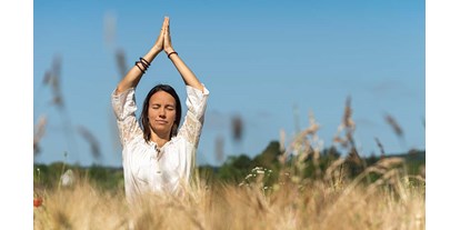 Yogakurs - Yogastil: Meditation - Hessen - Klangyoga, Sanftes Yoga mit Klang. Ein Angebot aus der Kombination von Shakti Dance dem Yog des Tanzens und Klangyoga nach Emily Hess - Kundalini Yoga - Shakti Dance - Kassel