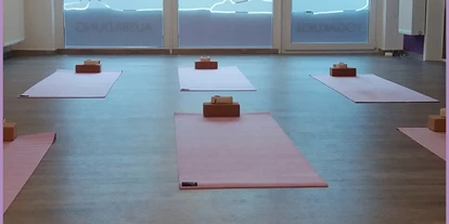 Yoga course - vorhandenes Yogazubehör: Decken - North Rhine-Westphalia - Trainingsraum - Yoga Lounge