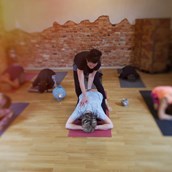 Yoga - Yoga bei Nadi Yoga. 
Gut ausgebildete Trainer betreuen euch in den Yogaklassen und im Einzeltraining. - Mareike Meyer / Nadi Yoga Berlin
