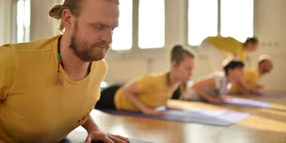 Yoga course - vorhandenes Yogazubehör: Decken - Hamburg-Stadt Berne - Yogastunde - Yoga Vidya Hamburg e.V.